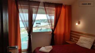Отель Hotel Lozite Созополь Двухместный номер с 2 отдельными кроватями и террасой, вид на море-1